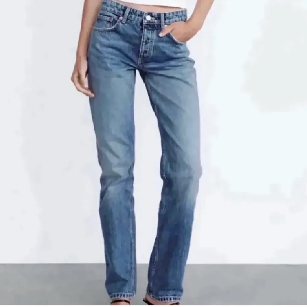 Säljer dessa så snygga och populära jeans från zara (säljer även i ljusblå), o dem finns inte längre och köpa på hemsidan!💞 byxorna är i mycketbra skick och säljer då dem är för små för mig och kommer inte till använding!💗 skriv privat för mer bilder😊. Jeans & Byxor.