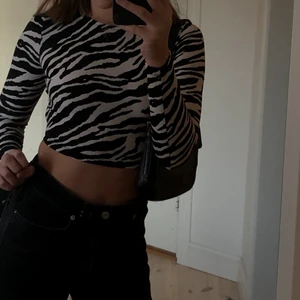 Zebra tröja - Zebra tröja från pull and bear i storlek XS. Kommer inte till användning längre. Köpare står för frakt 🖤