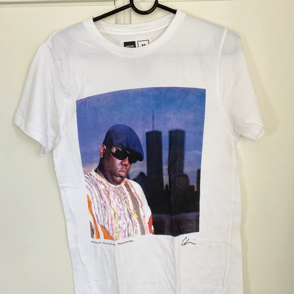Notorious B.I.G.-t-shirt från Dedicated i storlek XS. T-shirten är i dammodell. Knappt använd å i bra skick! . T-shirts.