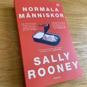 Boken ”Normala människor” av Sally Rooney. Tv-serien ”Normal People” på HBO är baserad på den här boken. Boken är helt ny! Inga skador alls! På andra bilden kan ni läsa handlingen :)