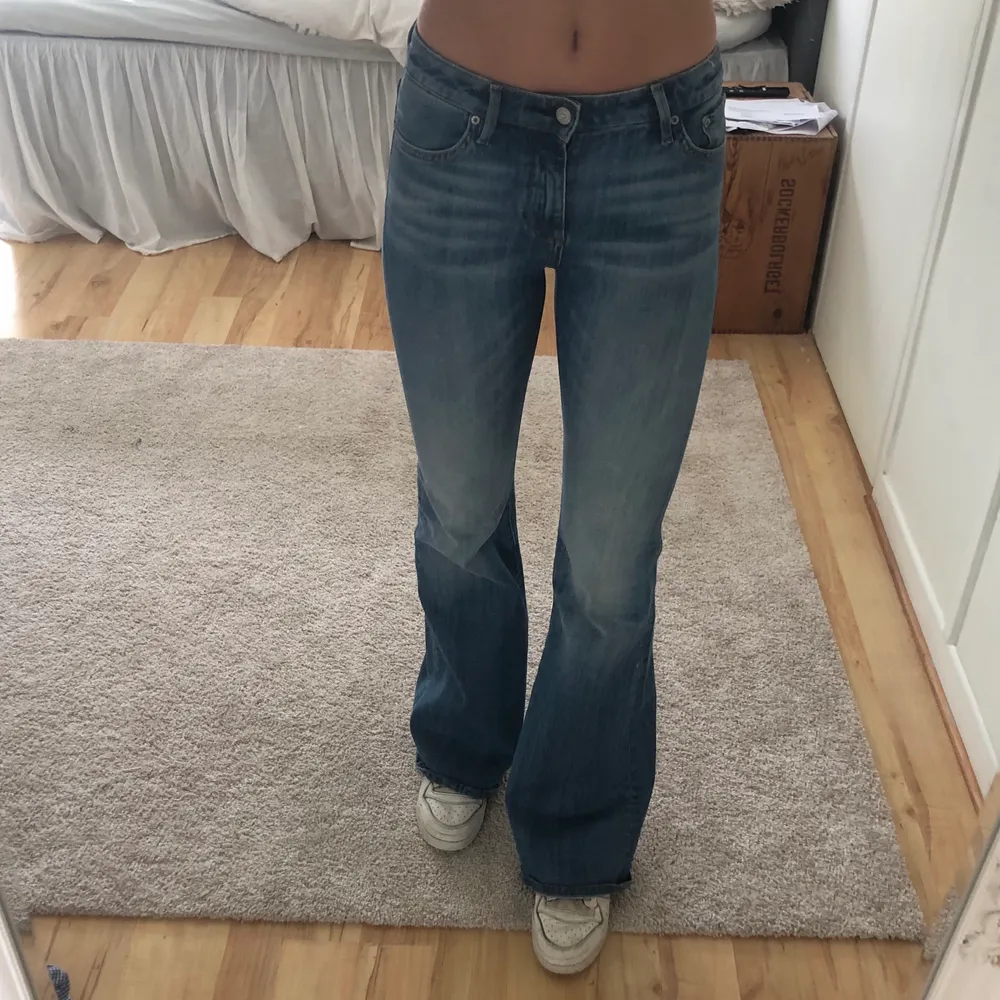 Lågmidjade jeans köpta secondhand i märker crocket, långa i benen på mig som är 174💕 250 plus frakt. Jeans & Byxor.