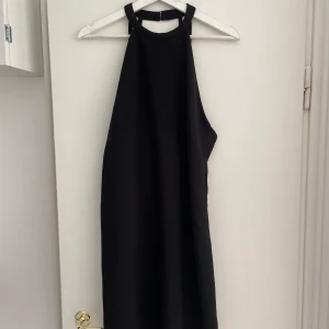 Oanvänd klänning - Aldrig använd, prislapp kvar, högre i halsen och djup i ryggen. Nypris 259!