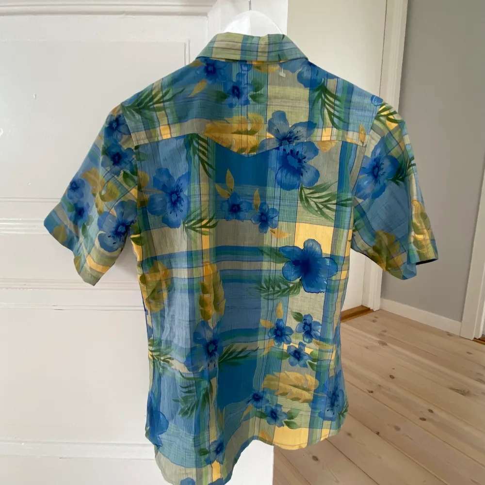 Kortärmad skjorta i jätteskön kvalité (100% bomull) i stl L men uppskattad till S. Thriftad på Beyond Retro men knappt använd. Jättefint skick! . Skjortor.