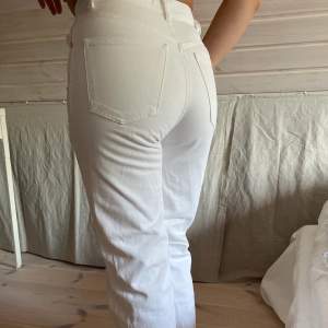 vita bootcutjeans från zara. avklippta och går ner över skon på mig som är 155cm. highwaist i storlek 34, frakt tillkommer🤍