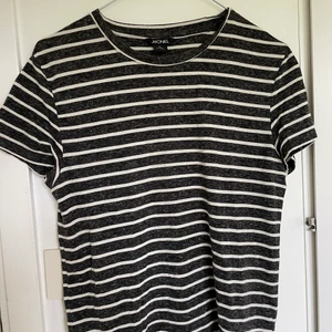 Randig T-Shirt från Monki - Säljer min randiga T-Shirt från Monki i storlek XS. Säljer p.g.a att det inte är min stil längre. Köparen står för frakten 💓 TRYCK INTE PÅ KÖP NU!! 