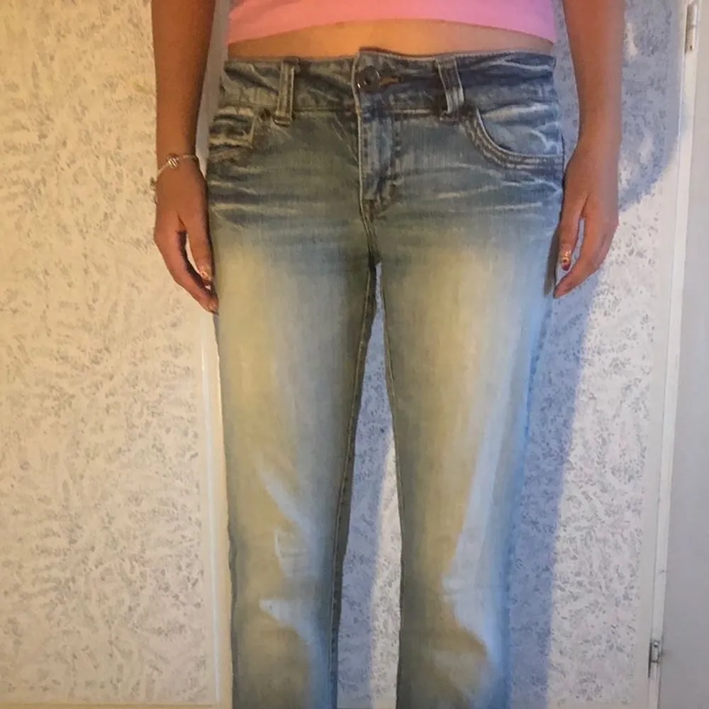 Ett par lågmidjade Jeans som är för stora för mig i midian dom är utsvängda om den passar på än köpaaren tar frakten.priset kan diskuteras . Jeans & Byxor.