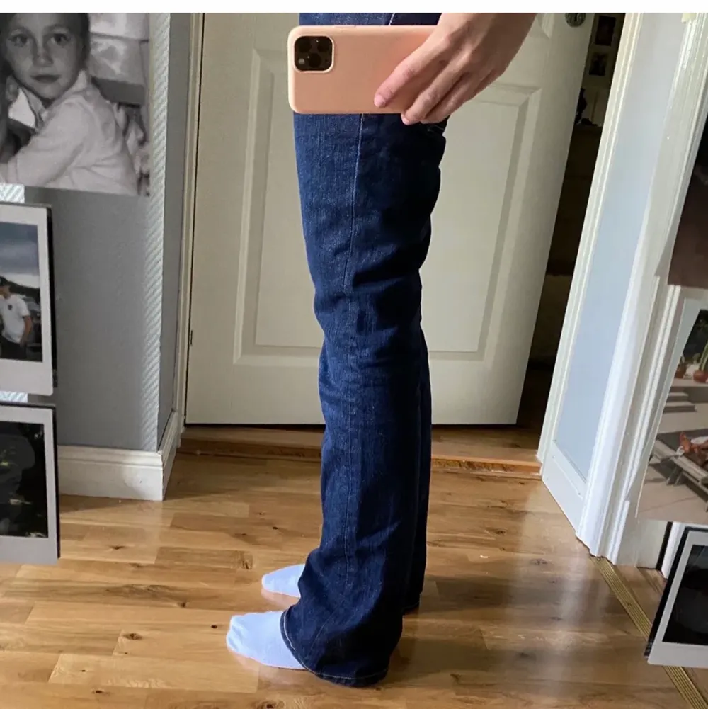 Så snygga lågmidjade bootcut jeans från ”Nudie jeans” i en mörkblå färg!🥰🫶  Storlek W28 L32 Innerbenslängd: ca 85cm Midjemått tvärs över: ca 37cm.. Jeans & Byxor.