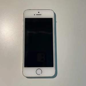 iPhone SE i silver som är i mkt bra skick och helt rengjord🥰 Säljer endast för 250 kr!!