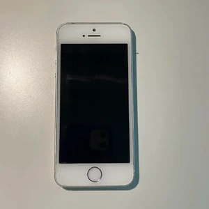iPhone SE📱 - iPhone SE i silver som är i mkt bra skick och helt rengjord🥰 Säljer endast för 250 kr!!