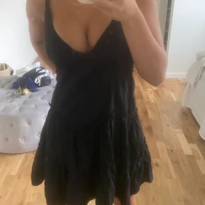 Volang klänning - Säljer min jätte söta volangklänning som passar perfekt för sensommaren och skol starten ,klänningen är använd 1 gång och är i ny skick.