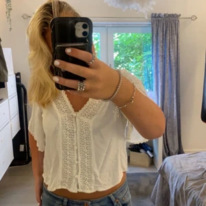 Söt topp från zara  - Säljer denna jätte söta vita toppen från zara i storlek S💕så fina detaljer! 