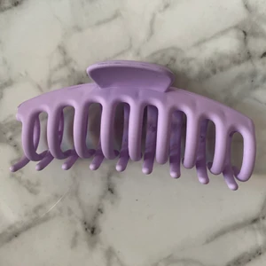 Lila hårklämma - Lila hårklämma från primark, använd ca 1 gång, säljs för 10kr+ frakt💗