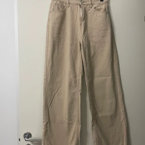 Dom är tajta från midjan och vid bakdelen lite o sen är dom breda  - Dom ger jätte fin form till kroppen jag säljer dom för har ett par liknande 