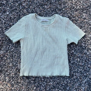 Topp från pull&bear - Pistagegrön topp med ränder. Pull&Bear stl M.