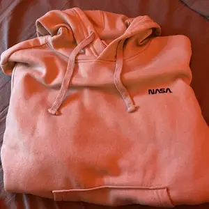 Beige nasa hoodie från h&m divided i storlek XS. Använd endast fåtal gånger, bekväm hoodie med mjuk insida. Säljer då den inte är min stil längre.