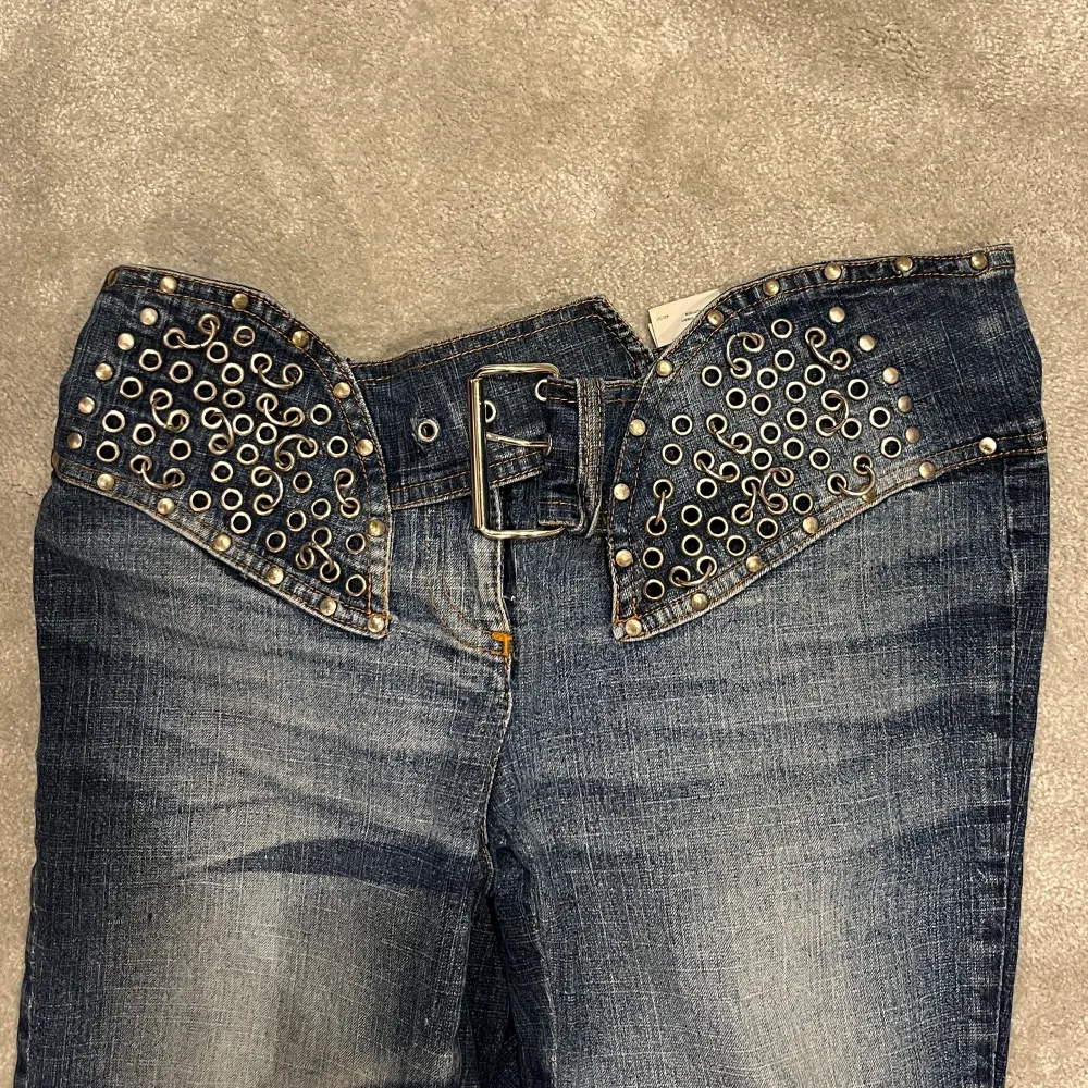 Utsvängda jeans i 70-tals stil i bra skick! Köpta för ca 3000 för längesedan.. Jeans & Byxor.