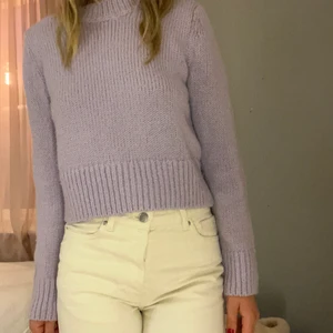 Pastell lila tröja - En jättegullig pastell lila stickad tröja som tyvärr blivit förlusten för mig. Inköpt på Lindex förra året för cirka 400 kr. Om det är något mer du undrar över så tveka inte på att höra av dig💕💕