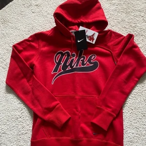 Nike vintage hoodie i nyskick!! - Helt ny hoodie från Nike i vintage stil. Storlek M dam men passar även mindre!  I Nyskick!