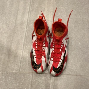 Fotbollskor - Köpte för 1050kr säljer för att de är för små