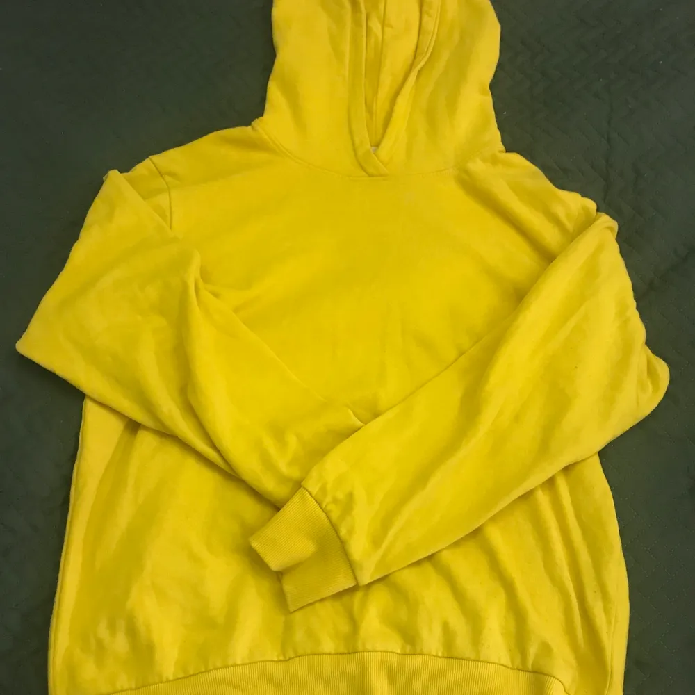 Snygg gul hoodie i fint skick! Skönt material på insidan!❤️ storleken är i barnstorlek men tror det också skulle passa dig som är en xs typ! . Hoodies.