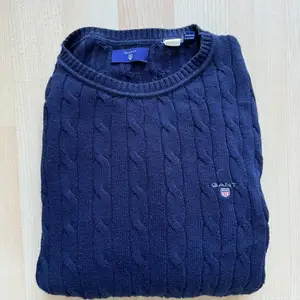 Marinblå kabelstickad gant tröja. I storlek 11-12 år/152cm men passar för den som vanligtvist har xs i storlek. Köparen står för frakt!!!:)