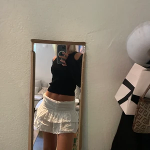 vit volangkjol - sjukt snygg vit volangkjol, egensydd❤️ passar perfekt till allting och sjukt trendig!  passar en xs 