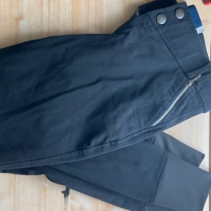 crw ridbyxor  - ett par crw ridbyxor som har häng med länge, välanvända. sömmen har släppt lite (sista bilden) men annars i bra skick. Jag har tyvär växt ur dessa godingar. Pris kan diskuteras 😊