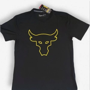 Ny Under Armour Project Rock träningsTshirt i strl XL  - Ny Tränings t-shirt från Under Armour Project Rock i funktionsmaterial med tryck Ny pris 699 Fraktfritt 