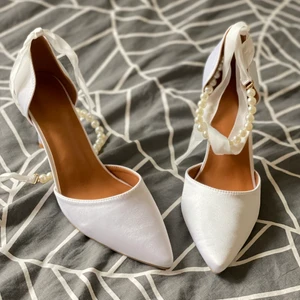 Vita klackar - New size 39  Very comfortable 