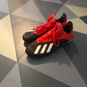 Fotbollsskor Adidas - Det här är ett par fotbollsskor från Adidas. De är i fint skick.