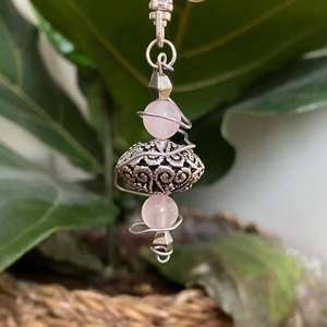 Hemgjorda smycke: 1. En nyckelring (äkta rosenkvart) 2. Örhängen med äkta rosenkvarts 3. Avokado örhängen 30kr styck + 12kr frakt Hör av er om ni är intresserade!✨🌸