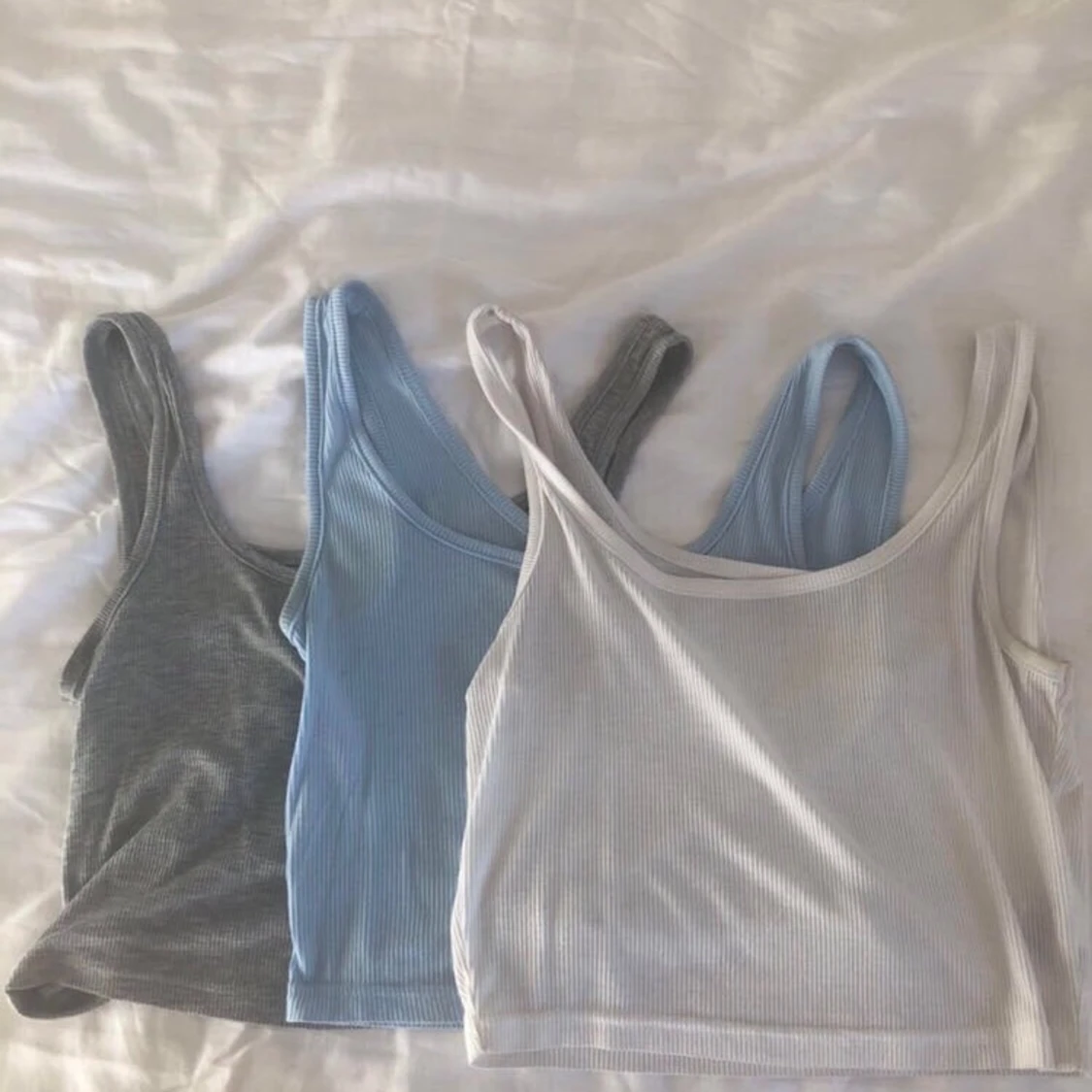 Linnen i vitt, grått och blått