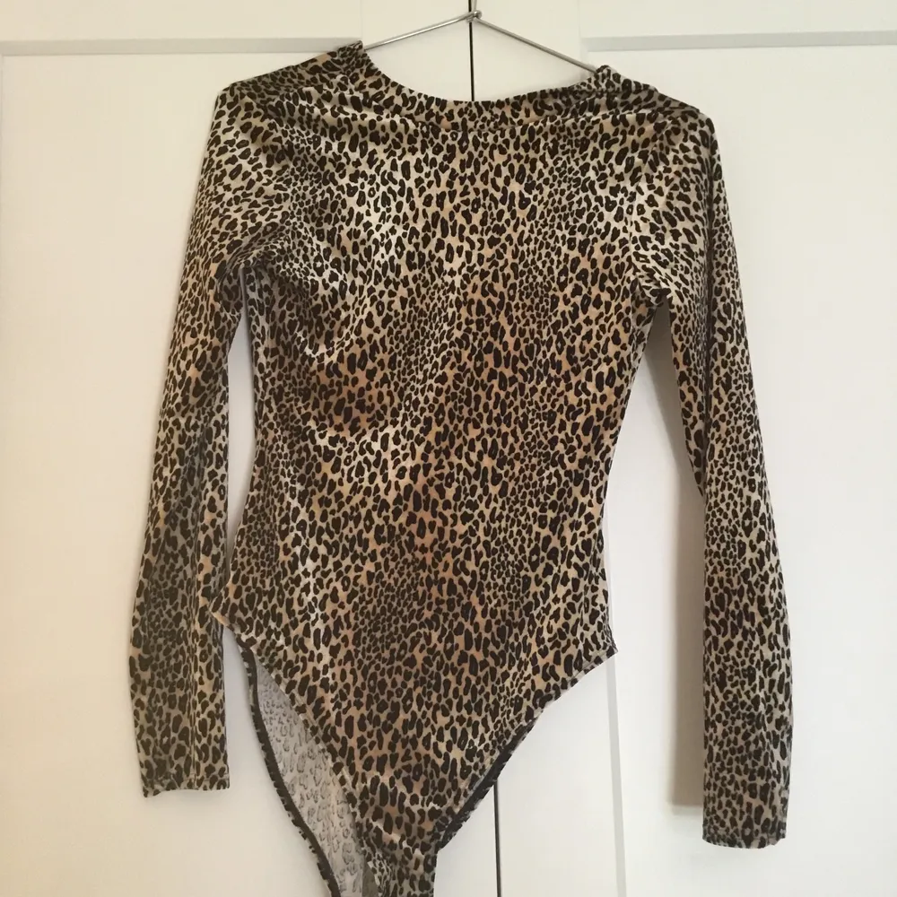 Leopard mönstrad body från h&m i storlek S💕. Toppar.