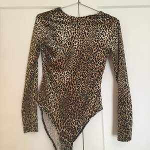 Leopard mönstrad body från h&m i storlek S💕