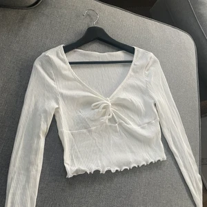 Vit topp - Säljer denna gulliga vita tröjan som aldrig är använd, storlek 38 men passar även en 36 🤍