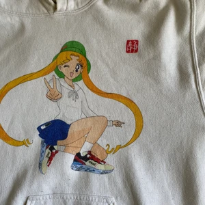 SAILOR MOON HOODIE - Vit Sailor Moon hoodie från Jynwaye, konstnär från New York. Storlek S, unisex och oversized så passar även MEDIUM. Frakt kostar 66 kr! 