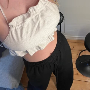 Topp från Gina tricot - Beige topp som köptes förra sommaren, använd runt 10 gånger kanske, superbra skick. Storlek S💓