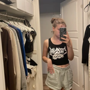 Svart cool top - Den här tröjan är köpt i vintras då jag hade någon sorts identitetskris, som ni kanske ser så är det inte min stil och därför säljer jag, jag har inte använt den men jag kommer inte heller ihåg vilken hemsida jag köpte den från. Jättebra skick.