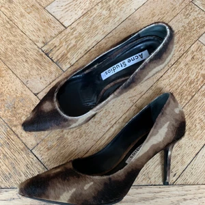 Acne pumps i äkta skinn pony - Superläckra Acne pumps pony i superfint skick. Säljes pga köpte för liten storlek. Nya sulor och nyklackade. Ingen box. Strlk:39, jag är en 39,5 och de är för små. 8,5 cm höga. 