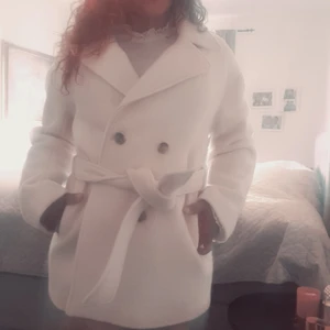 Filippa K ull kappa 2022 - Ullkappa designad med en dubbelknäppt hornknappstängning, bälte i midjan och sidfickor. Avslutad med råa kanter och helfodrad Nypris 4400 mitt pris 2100  Kappan är precis inhandlad från Åhléns nyutkommen, Nu superdeal då jag säljer så billigt 