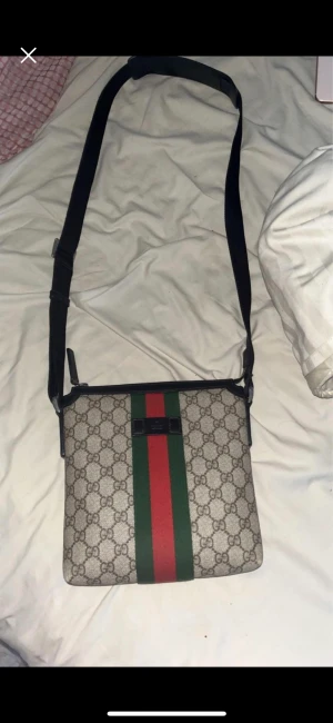 Gucci axelväska  - Väskan är i jättebra skick kvitto och påse följer med snälla inga bud.