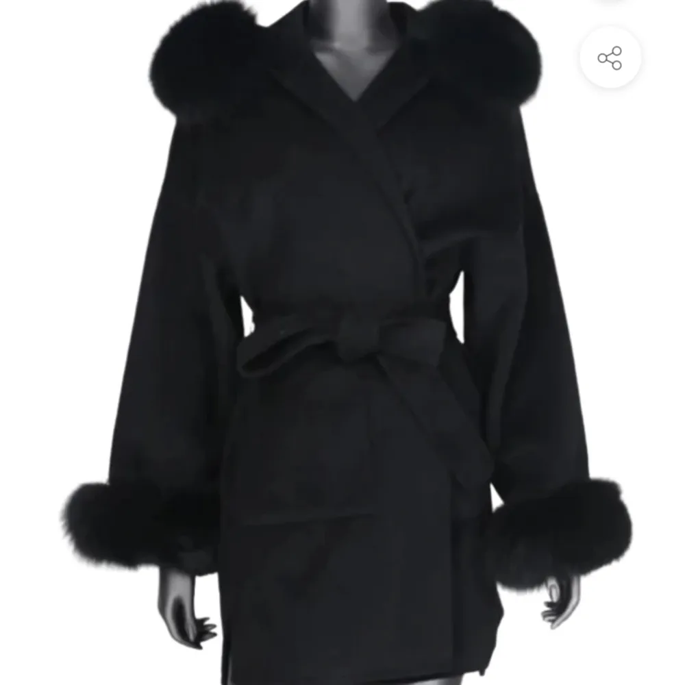 Säljer min Vanessa coat i färgen svart från furstockholm.se pga ångrat köp. OANVÄND! ÄKTA PÄLS! Nypris 2199kr Storlek xs men skulle säga att de skulle passa allt från du som har Xs-M. Jackor.