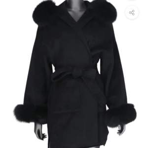 Säljer min Vanessa coat i färgen svart från furstockholm.se pga ångrat köp. OANVÄND! ÄKTA PÄLS! Nypris 2199kr Storlek xs men skulle säga att de skulle passa allt från du som har Xs-M