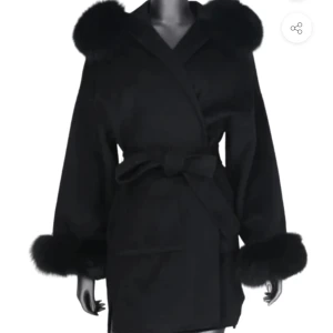 Vanessa coat black - Säljer min Vanessa coat i färgen svart från furstockholm.se pga ångrat köp. OANVÄND! ÄKTA PÄLS! Nypris 2199kr Storlek xs men skulle säga att de skulle passa allt från du som har Xs-M