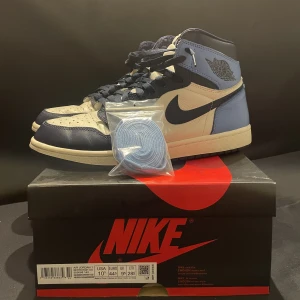 Air Jordan 1 High Obsidian - Säljer mina Jordan 1 Obsidian i storlek 10,5 / 44,5 eftersom jag vill köpa ett par nya skor. Skorna är i skick 9/10. Priset kan diskuteras vid enkel affär! Är öppen för byten. 