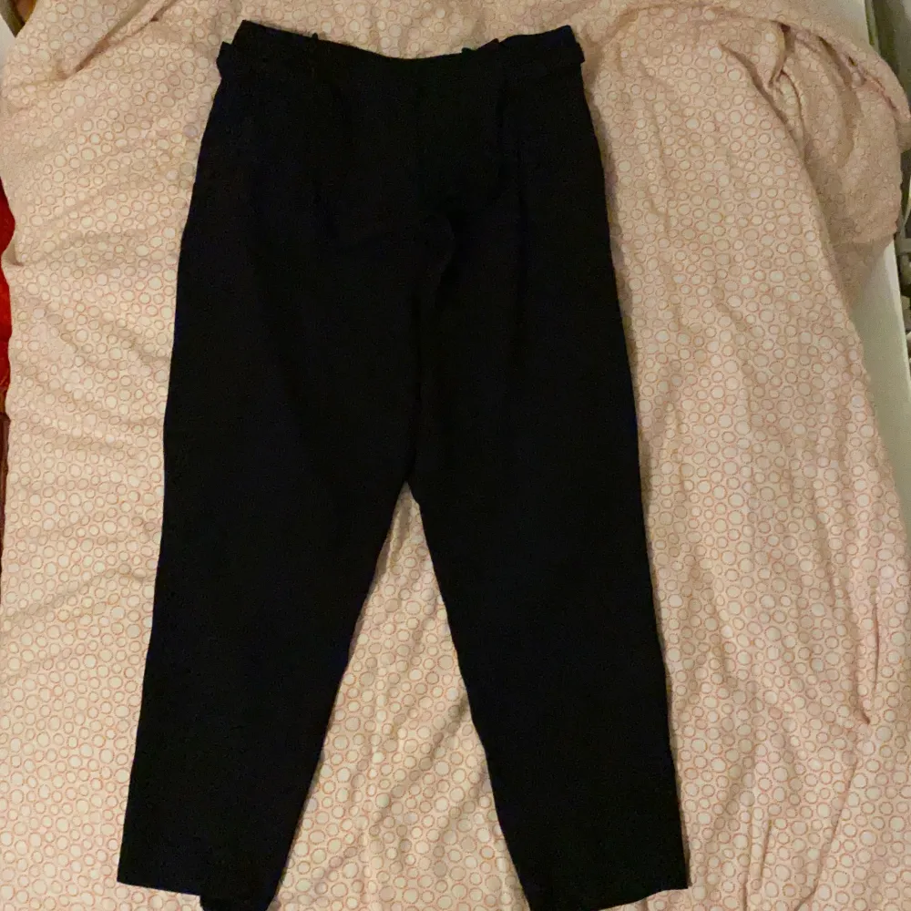 Superfin kostymbyxa från H&M med ett tillhörande bälte för att kunna justera midjan. Används inte längre då de blivit alltför stora för mig. Är i bra skick och använts inte mer än 3 gånger. Originalpris: 400 kr. Jeans & Byxor.