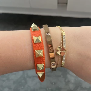 Fake valentino  - Säljer detta super fina fake valentino armband. Super fint till sommaren men även nu till vintern. ❤️