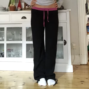 Lågmidjade mjukisbyxor - Jättefina lågmidjade mjukisbyxor i bra skick! Snörning i midjan och i benslutet, rosa detaljer.  Midjemått: 74cm (utsträckta ca 85)  Innerbenslängd: 78cm