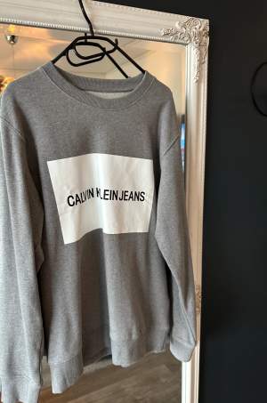 Calvin Klein Jeans Sweatshirt storlek M, knappt använd. Jätte fint skick.