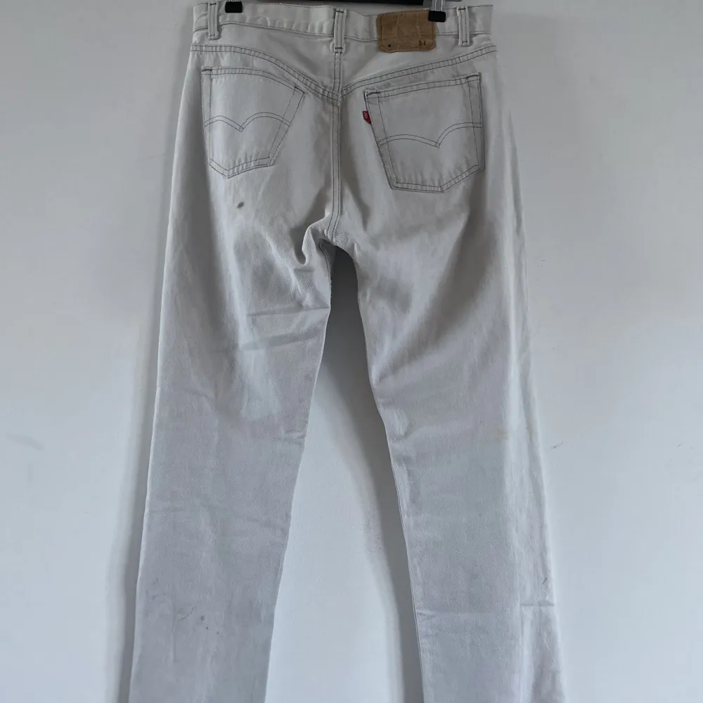 Riktigt snygga vita Levi’s 501. Storlek 34, skulle säga att de passar rätt true to size. Finns en del fläckar då byxorna är rätt gamla men de har mycket kvar att ge och ser riktigt snygga ut. Tveka inte på att skicka ett DM om du har fler frågor! Mvh ET 🤍. Jeans & Byxor.